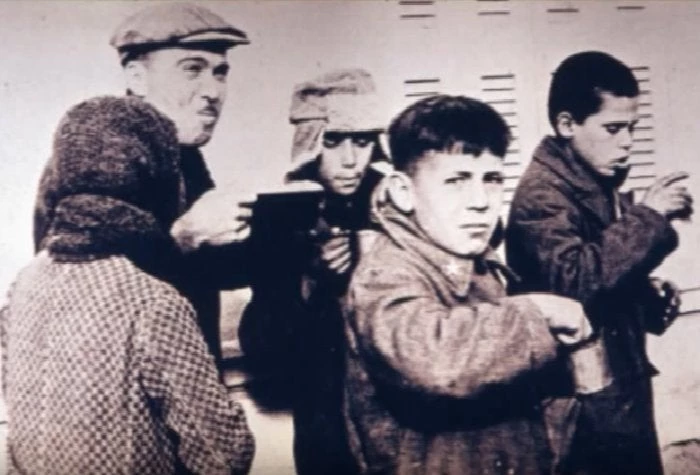 Οι συνταγές της πείνας στην Κατοχή – Αυτοί που έτρωγαν τον εμετό των μεθυσμένων Γερμανών, γιατί εξαφανίστηκαν οι σκύλοι και οι γάτες;